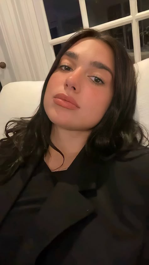 #DUALIPA Wife Material, كريستيانو رونالدو, Dua Lipa, Female Singers, Cute Poses, Poses For Pictures, Aesthetic Girl, Rappers, Pretty Woman