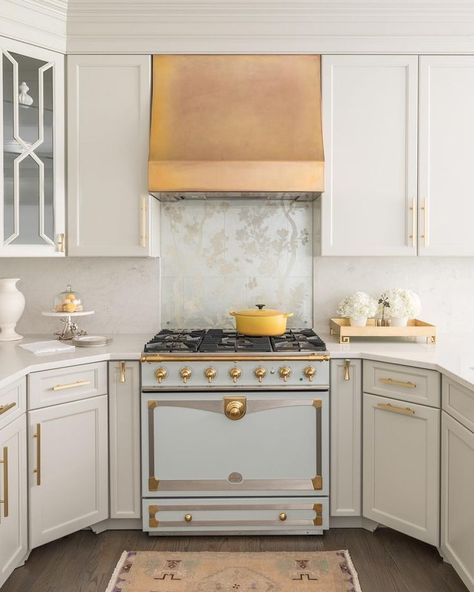 Mint green La Cornue French range via @brookecoleinteriors - Beautiful french kitchen decor idea with copper range hood French Kitchen Decor, Fabulous Kitchens, Classic Kitchen, Home Luxury, French Kitchen, French Home Decor, Décor Boho, Kitchen Cabinetry, Decor Minimalist