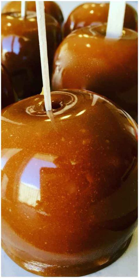 Birthday Appetizers, Gourmet Caramel Apples, Caramel Apples Recipe, Caramel Apples Homemade, Toffee Apple, Apple Dessert Recipes, Soft Caramel, Hot Apple Cider, Homemade Caramel