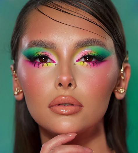 Colorful Make Up, Content Ideas For Makeup, Red Green Makeup, Creative Makeup Looks Inspiration, Red Eyeshadow Makeup, Iridescent Makeup, Makeup Collage, Carnival Makeup, Summer Makeup Looks