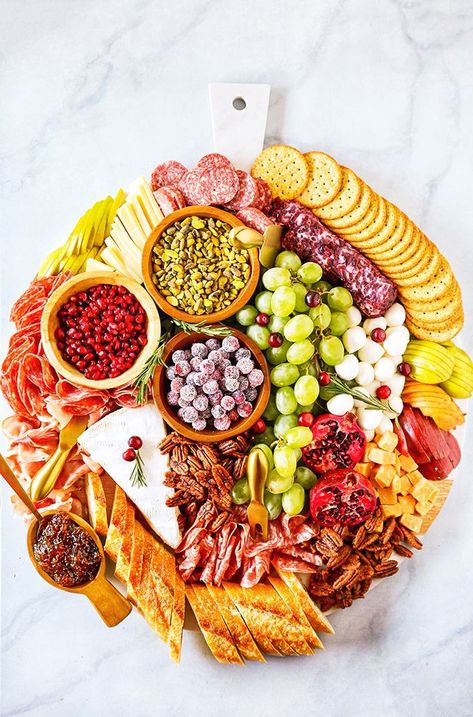 Easy Christmas Charcuterie Board for the Holidays.It�s packed with delicious holiday favorites and is a perfect centerpiece for any Christmas party! #christmas #holidays #food #easyfoodrecipe Christmas Charcuterie Board, Holiday Cheese Boards, Christmas Charcuterie, Holiday Cheese, Holiday Appetizers Easy, Charcuterie Board Ideas, Holiday Appetizers Recipes, Fingerfood Party, Decorações Com Comidas