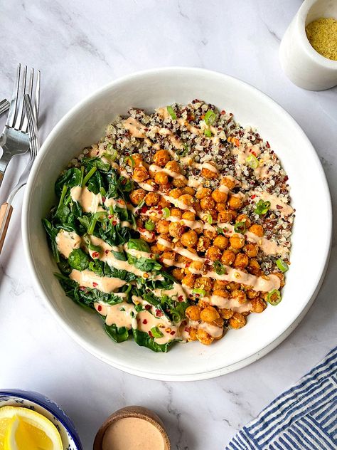 Quinoa Protein Bowls with Roasted Chickpeas and Spicy Greens - Nikki Vegan Quinoa And Chickpea Bowl, Nikki Vegan, Chickpea Bowl, Grain Bowl Recipe, Quinoa Pilaf, Quinoa Spinach, Homemade Tahini, Breakfast Oatmeal Recipes, Protein Bowls