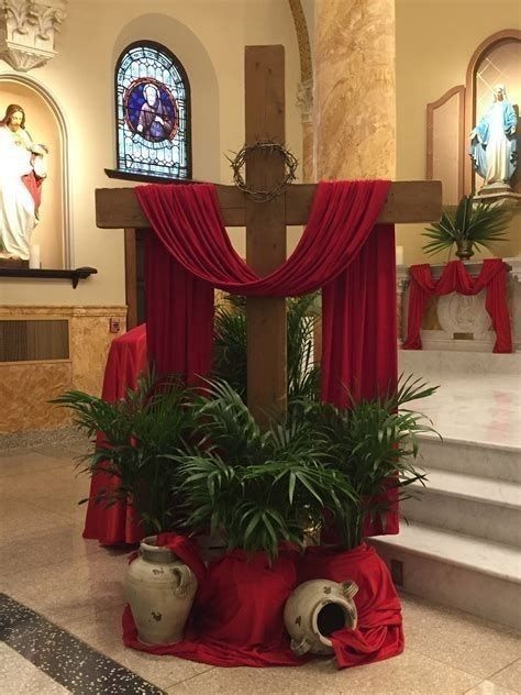 Palm Sunday Church Decor, Easter Altar Decorations, Easter Church Flowers, Lent Decorations For Church, Italian Festival, Sanctuary Decor, Palm Sunday Decorations, Easter Church Decorations, Church Altar Decorations