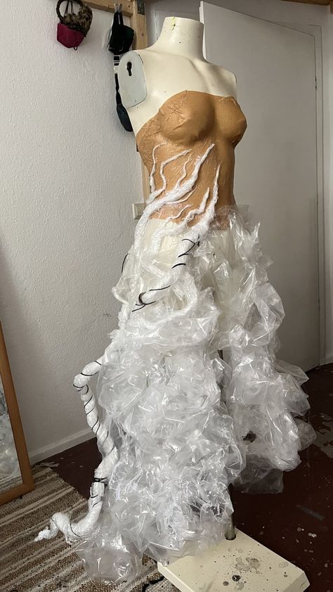 Recycled Haute Couture, Trash Bag Dress Diy, Hot Glue Corset, Burnt Fashion, Unconventional Materials Fashion, Transformative Fashion, Junk Couture, Trash Clothing, Fashion Design Projects