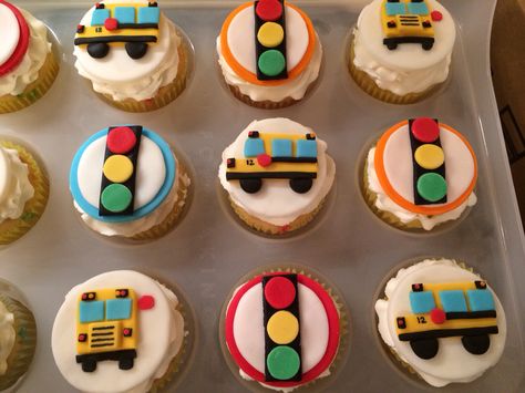 School Bus Birthday Cupcakes (fondant, stoplight, bus) Wheels On The Bus Party Ideas, Wheels On The Bus Cupcakes, School Bus Cupcakes, Wheels On The Bus Birthday Party Cake, Transportation Cupcakes, Bus Cupcakes, School Bus Cake, School Bus Birthday, Bus Cake