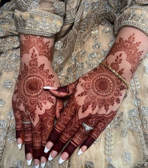 Henna Motive, Wedding Henna Designs, Indian Henna Designs, Front Mehndi Design, Very Simple Mehndi Designs, Modern Mehndi Designs, Engagement Mehndi Designs, Pretty Henna Designs, Full Mehndi Designs