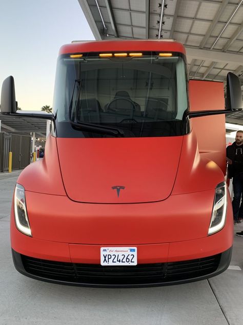 Red Tesla Semi Truck at Kettleman City Supercharger - Front Closeup.  #tesla #trucks #red #electricvehicles #trucking #california #semitrucks #teslasemi Telsa Cars, Tesla Concept, Red Tesla, Tesla Truck, Tesla Suv, Tesla Semi Truck, Tesla X, Electric Truck, Tesla Motors