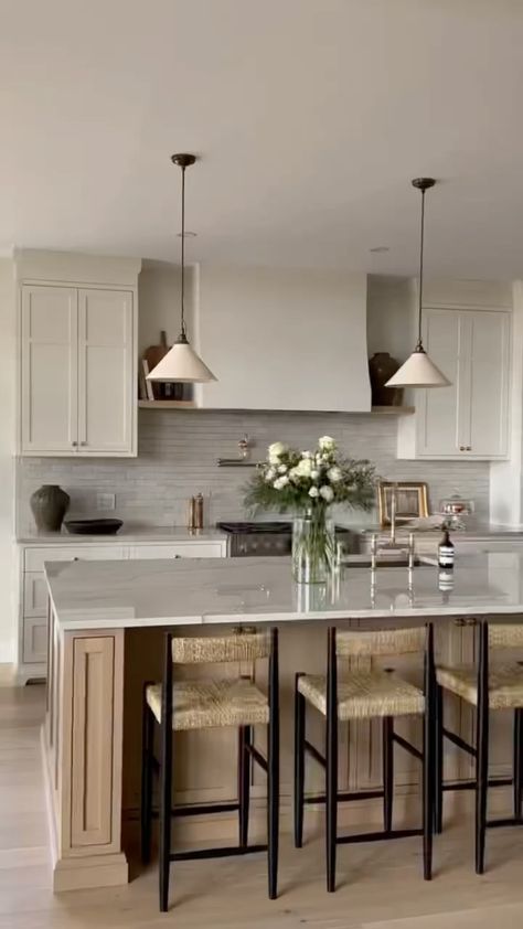 Classic Neutral Kitchen, Organic Modern With Dark Floors, Modern Small Kitchen With Island, Minimal European Interior, Traditional Home Remodel, Range Hood Styles, Small Kitchen Layouts With Island, Medium Kitchen Ideas, Kitchen Long Island