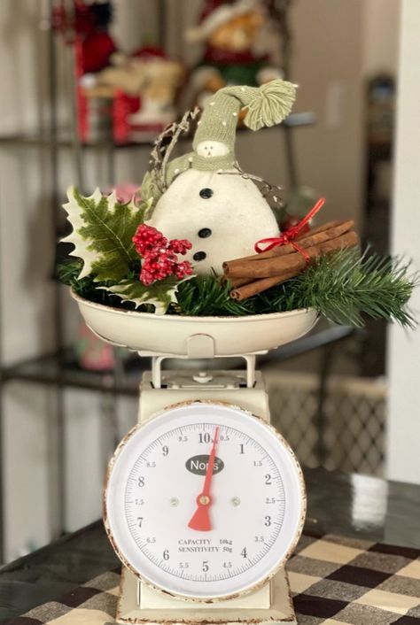 Christmas Scale Decorating Ideas, Decorating With Scales Kitchen, Vintage Scale Christmas Decor, Antique Scale Decor Display, Antique Weight Scale Decor, Vintage Scales, Old Scales, Pretty Christmas Decorations, Christmas Mix