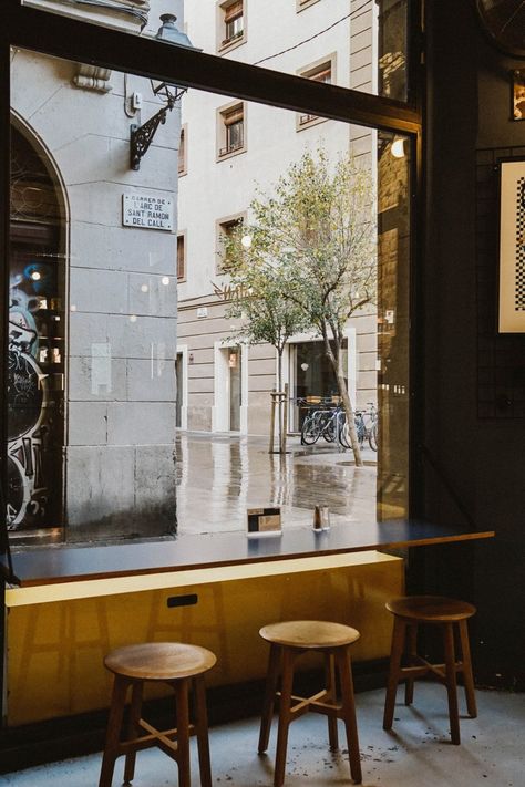 5 Coffee Shops Not to Miss in Barcelona - Bon Traveler Coffee Shop Ideas, Barcelona Cafe, Barcelona Coffee, Industrial Coffee Shop, Rustic Coffee Shop, Barcelona Wine Bar, Coffee Inspiration, Coffee Shop Photography, Coffee Shop Interior Design