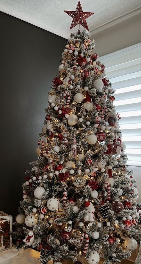 Creative Christmas Tree Ideas, White Christmas Tree Decorations, Christmas Tree Inspo, Pretty Christmas Decorations, Christmas Tree Decorating Themes, Cozy Christmas Decor, Elegant Christmas Trees, Creative Christmas Trees, Red Christmas Tree