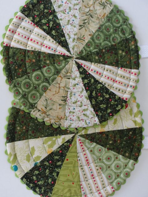 Quilted Trivet, Quilted Hot Pads, Quilted Placemat, Candle Mat, Beginner Sewing Projects Easy, Leftover Fabric, Hot Pad, Halloween Fall, Sewing Projects For Beginners