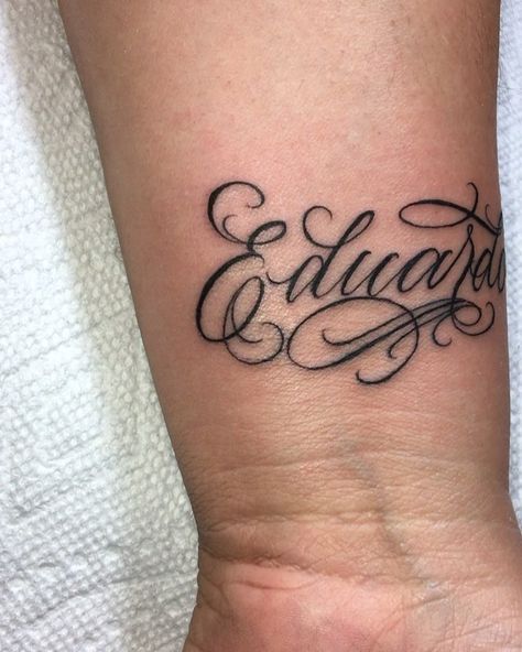 Marco A. Martinez on Instagram: “Eduardo #blacklotustattoostudio #lettering #scripttattoo #letterlove” Martinez Tattoo, Black Lotus Tattoo, Pocket Watch Tattoos, Tattoo Lettering Design, Writing Fonts, Watch Tattoos, Tattoo Script, Tattoo Lettering, Lettering Design