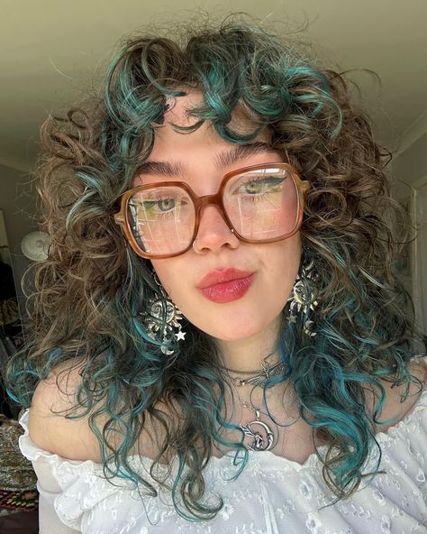 ✨✨🌛🌞🌜✨✨ Curly Hair Frosted Tips, Red Highlights In Light Brown Hair Curly, Brown With Color Hair, Curly Hair With Dyed Bangs, Hair Dye Ideas For Brunettes Curly, Curly Hair Color Underneath, Shorter Haircuts For Curly Hair, Blonde Hair With Ginger Streaks, Random Dyed Hair Strands