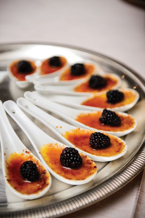 Wedding Small Desserts, Dessert Trends 2023, Wedding Creme Brulee, Creme Brulee Presentation Ideas, French Wedding Desserts, Creme Brulee Wedding, Bougie Appetizers, Italian Wedding Desserts, Mini Creme Brulee Wedding