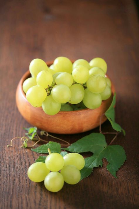 Fruits And Vegetables Images, Food Art Photography, Fruits Photos, Fruit Picture, Fruits Images, Fruit Photography, Green Grapes, Fresh Fruits And Vegetables, Fruit And Veg