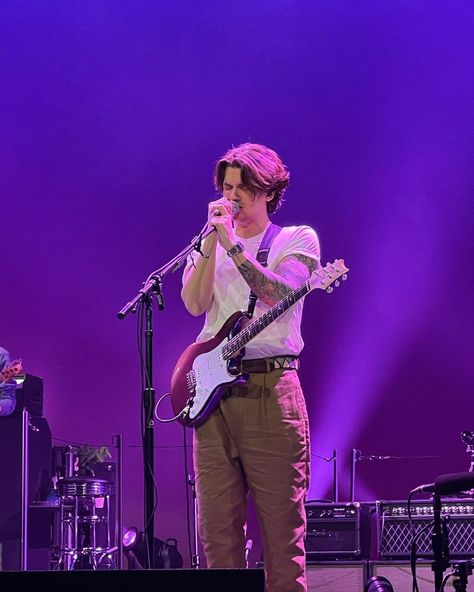 John Mayer Outfit, John Mayer Concert, Strong Love, John Mayer, Love Affair, Music Artists, Outfit Ideas, Guitar, Long Hair Styles