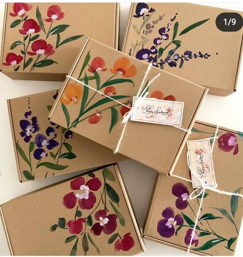 Packing Art Orders, Package Decorating Ideas, Painting Packaging Ideas, Art Box Ideas, Painted Gift Wrap, Gift Wrapping Techniques, Creative Gift Wraps, Package Ideas, Gift Wrapping Inspiration