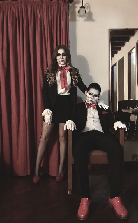 Scary Couple Costume Ideas, Saw Costume Female, Saw Halloween Costume, Saw Costume, Scary Couples Costumes, Jigsaw Halloween, Saw Halloween, Clown Halloween Costumes, Slytherin Boys