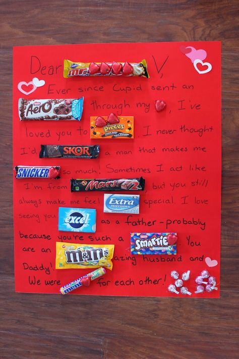 Get your loved one's attention this year with a Valentine's Day chocolate bar love letter! Give your loved one a gift they will really love! Candy Birthday Cards, Diy Candy Bar, Birthday Card Puns, Anniversary Gift Ideas For Him, Candy Card, Chocolate Bar Card, Chocolate Letters, Candy Bar Birthday, Chocolate Card