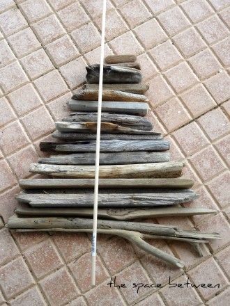 How To Make A Driftwood Christmas Tree, Diy Driftwood Christmas Tree, Driftwood Trees Diy, Driftwood Christmas Tree Diy, Driftwood Christmas Decorations, Christmas Driftwood, Driftwood Trees, Driftwood Creations, Driftwood Tree