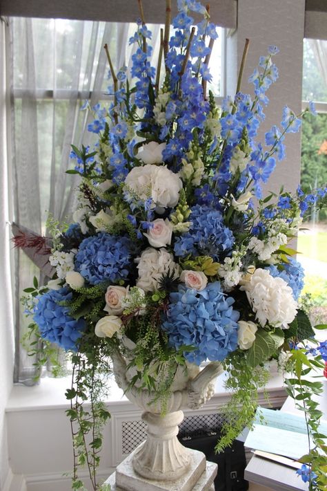 Navy Flower Bouquet, Blue Arrangements, Altar Arrangements, Tall Flower Arrangements, Blue Flower Arrangements, Ceremony Arrangement, Summer Flower Arrangements, Time Planning, Love Show