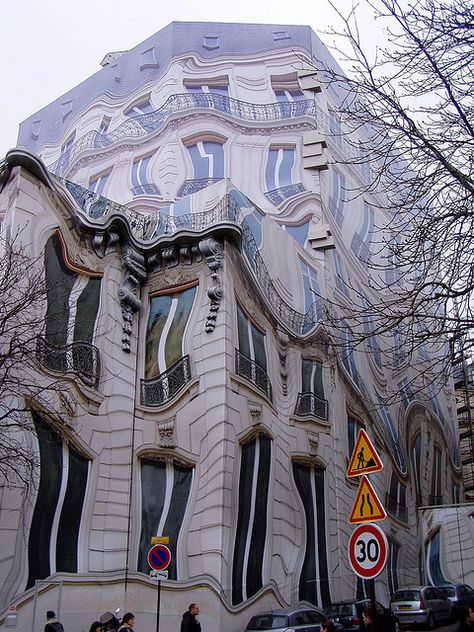 Paris, France. I tried so hard to find this damn optical illusion melty house in Paris and failed miserably :( Unique Buildings Architecture, Weird Design, Hard To, Crazy Houses, Creative Architecture, Unusual Buildings, Unusual Homes, Interesting Buildings, Amazing Buildings