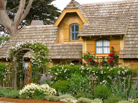 Backyard Cottage, Gardening Landscaping, Cottage Garden Plants, Fairytale Cottage, Storybook Cottage, Cottage Garden Design, English Cottage Garden, Cottage Cabin, Style Cottage