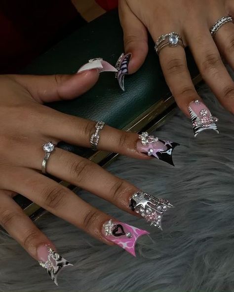 𝐃𝐀𝐋𝐋𝐀𝐒 𝐍𝐀𝐈𝐋 𝐓𝐄𝐂𝐇 🫧 on Instagram: "⛓️🤍🎀 #dallasnailtech appt type: yana freestyle + duck tips" Duck Tips, Modern Duck Nails, Duck Nail Designs Nailart, Colorful Duck Nails, Colorful Duck Nails Acrylic, Junky Duck Nail, Duck Nails, Long Acrylic Nails, Nail Tech