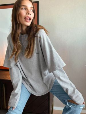 Oversize Long Sleeve Tshirt Outfit, Long Sleeve Oversized Shirt Outfits, Oversized Long Sleeve Shirt Outfits, Oversized Long Sleeve Tshirt, Long Sleeve Tshirt Outfit, Big T Shirt Outfits, Hana Cross, Long Sleeve Outfit Women, Sleeve Shirt Outfit