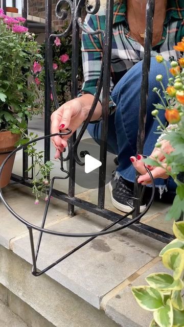 Gardening Design Diy, Garden Railings, Balcony Planters, Vase Deco, Small Balcony Garden, Railing Planters, نباتات منزلية, Floating Garden, Balcony Decor