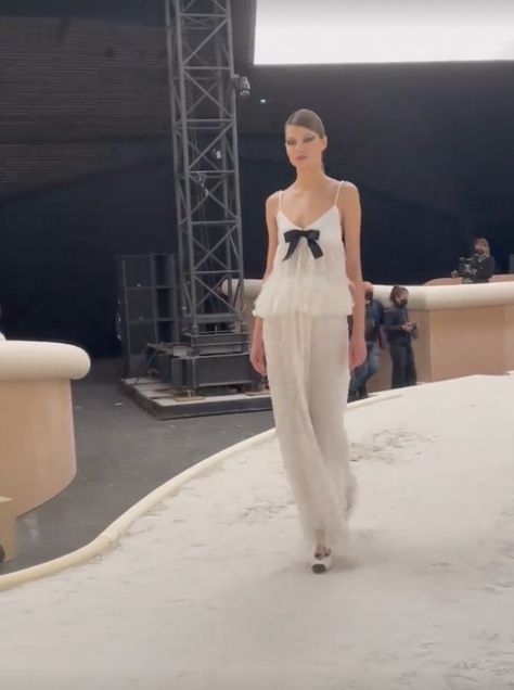 Chanel Haute Couture S/S 2022 Paris | the Fashion Spot Chanel Bride Haute Couture, Chanel Look Style, Chanel Mini Dress, Chanel Bride, Chanel Bridal, Vintage Short Dress, Grace Kelly Princess, Chanel Suit, Chanel Runway