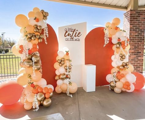 Coral Color Birthday Theme, Orange Backdrop Ideas, Citrus Photo Backdrop, Citrus Bridal Shower Backdrop, Orange Photo Backdrop, Orange Backdrop Photoshoot, Backdrop Photobooth, Red Baby Shower, Orange Backdrop