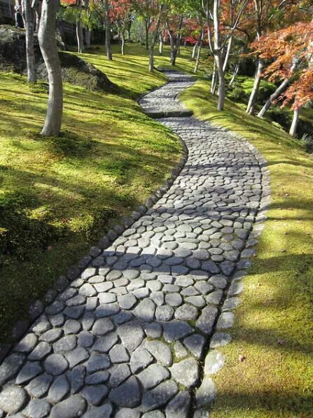 Garden pathway Garden Pavement Ideas, Path In Garden, Stone Pavement, Casa Hobbit, Walkway Landscaping, Pathway Landscaping, Garden Walkway, Stone Path, Charming Garden