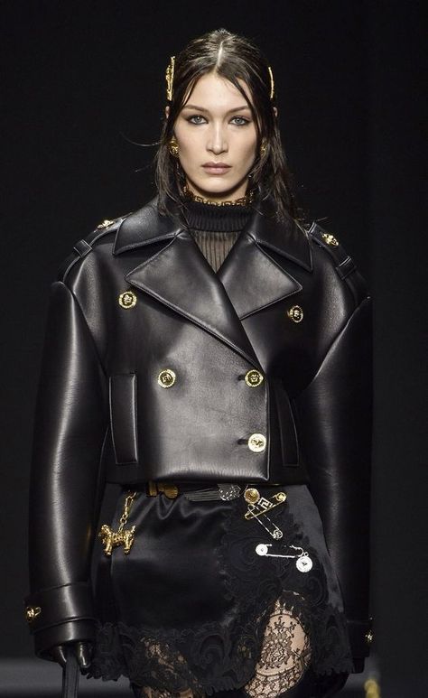 Business Editorial, Versace 2019, Vinter Mode Outfits, Versace Coat, Versace Leather Jacket, Versace Leather, Winter Mode Outfits, Leather Jacket Dress, Woman In Suit