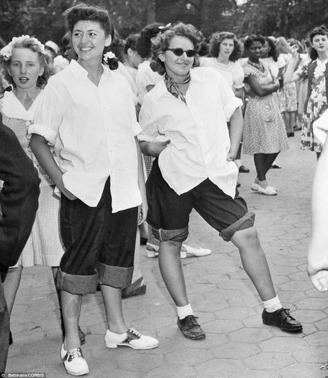 Fashion firsts: The so-called teenage generation, which was marked by its own style, music and shoulder-length hairstyle 1940's Nina Leen, Random Vintage, Poolside Glamour, Grace Kelly Style, Teddy Girl, Sack Dress, Flattering Swimsuits, Calf Length Dress, Vintage Things