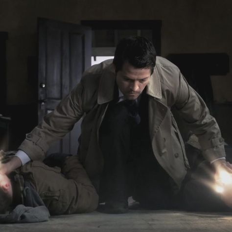 Castiel Screencaps, Castiel Aesthetic, Supernatural Screencaps, Supernatural Angels, Castiel Supernatural, Difference Of Opinion, Supernatural Pictures, Tv Supernatural, Supernatural Memes