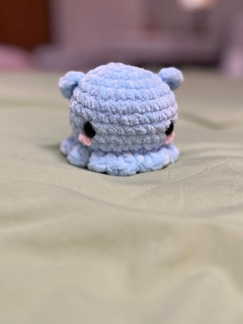 Cuttlefish Crochet Pattern, Blue Crochet Animals, Crochet Cuttlefish, Cuttlefish Crochet, Blue Crochet Projects, Knitting Plushies, Blue Crochet Ideas, Teenage Crafts, Purple Amigurumi