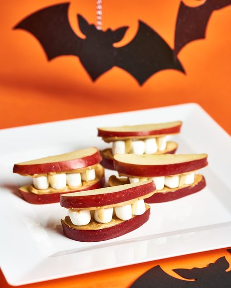 This is a classic Halloween treat: apple slices and mini marshmallows are held together with nut butter to make a vampire-inspired grin. Here's how to make this creepy recipe! Dracula Teeth, Marshmallow Halloween, October Recipes, Halloween Food Snacks, October Food, Halloween Teeth, Creepy Food, Baking From Scratch, Seasonal Baking