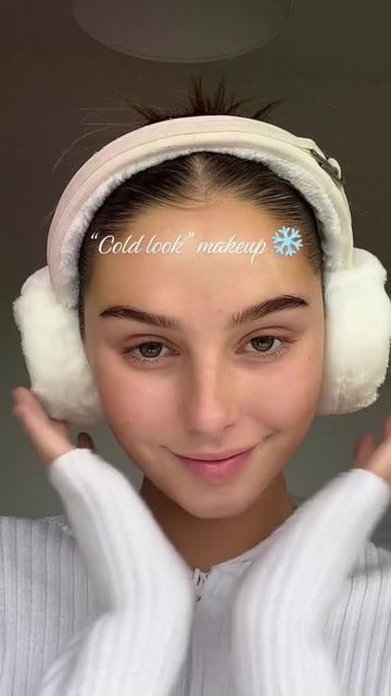 Winter Makeup Tutorial, Winter Eye Makeup, Makeup Looks Winter, Makeup Content, Round Face Makeup, Cold Girl, Everyday Makeup Tutorials, Christmas Makeup Look, Makeup Store