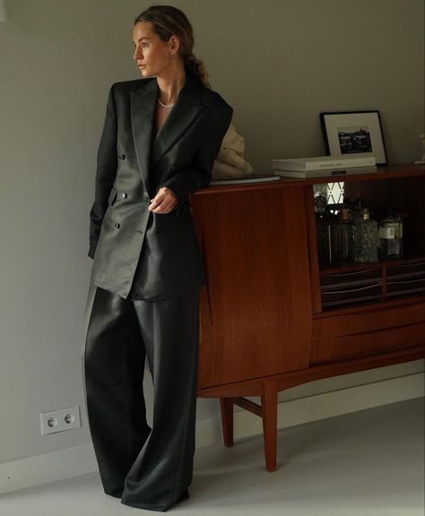 Three Piece Suit Women's, Androgynous Style, Cruise Outfits, Three Piece Suit, Office Fashion, Cool Suits, Boss Lady, Wedding Suits, Suits For Women