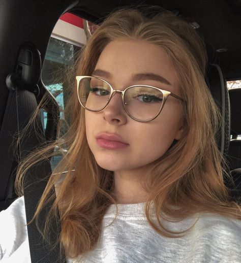 Glasses Frames For Oval Faces, Specs Frames Women, Glowing Skin Juice, Clear Glasses Frames Women, Glasses For Oval Faces, Faces Women, Cute Glasses Frames, Classy Glasses, Glasses Frames Trendy