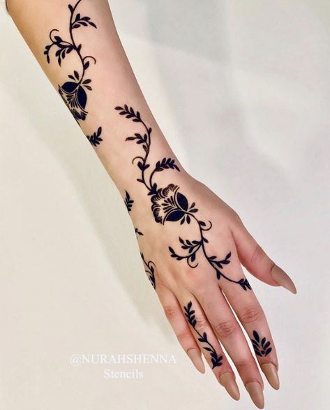 Black Henna Designs Arabic, Arab Henna, Back Hand Henna, New Henna Designs, Henne Tattoo, Floral Henna, Henna Inspired Tattoos, Floral Henna Designs, Henna Stencils