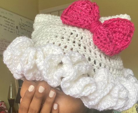 Super cute Pattern for the Kitty Ruffle Hat. Super Beginner friendly, 5.00-6.00mm hook. Ruffled Crochet Hat, Ruffle Hat Crochet Pattern, Crochet Hello Kitty Beanie, White Crochet Projects, Hello Kitty Crochet Hat, Winter Crochet Projects, Cute Crochet Hats, Crochet Ruffle Dress, Crochet Beanie Hats