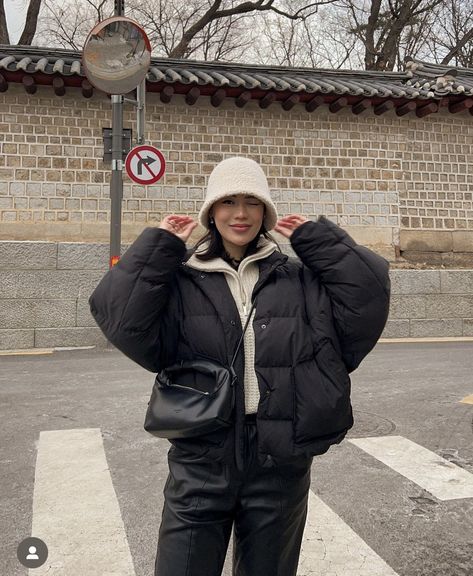 Winter Outfits Seoul, Japan Winter Outfit 2024, Winter Outfits Switzerland, Korea Winter Aesthetic, China Winter Outfit, Japan Fits Winter, New York Cold Weather Outfits, Japan Winter Aesthetic, Switzerland Winter Outfit