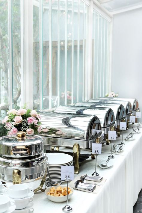 Upscale Buffet Ideas, Buffet Set Up Wedding, Catering Buffet Table Ideas Decor, Wedding Buffet Table Decor, Katering Pernikahan, Wedding Buffet Table, Buffet Presentation, Party Buffet Table, Buffet Set Up