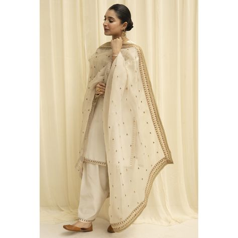 White Outfit Eid Dress Ideas, Eid Outfit Ideas, White Outfits For Women, Simple Frock Design, Desi Wedding Dresses, Simple Frocks, Pakistani Fancy Dresses, Girls Casual Dresses, Modest Dresses Casual