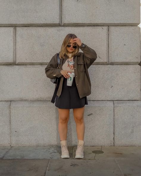 Skater skirt outfit inspo Chubby Girl Fashion, Skater Skirt Outfit, Winter Street Style, Midsize Outfits, Midsize Fashion, Chubby Fashion, Winter Street, Outfit Trends, Moda Plus