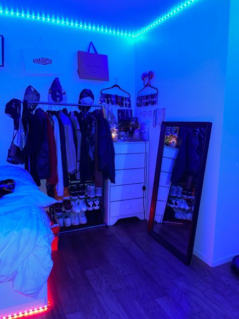 Guys Room Ideas Aesthetic, Bedroom Aesthetic Guy, College Dorm Room Ideas Aesthetic Men, Bedroom Guy, Guys Bedroom Ideas Men, Clean Boy Aesthetic Room, Guy Room Decor Men Bedroom Ideas, Guy Room Ideas Bedrooms, Guy Bedroom