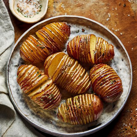 The classic Swedish sliced oven baked potato recipe - Hasselback Potatoes - is as elegant as it is comforting. Sliced Roasted Potatoes, Oven Baked Potatoes Recipes, Oven Baked Potato, Baked Potato Recipe, Baked Potato Slices, Cooking Magazine, Potatoes In Oven, Hasselback Potatoes, Baked Potato Recipes